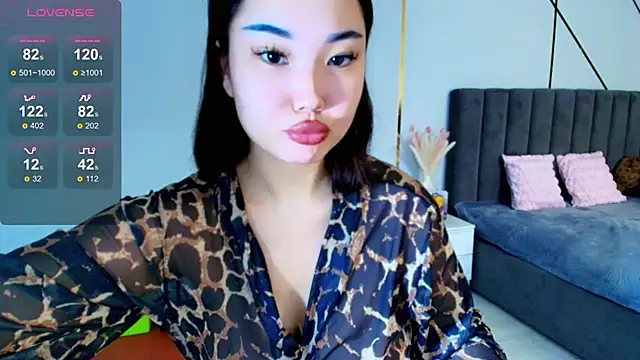 Snapshot of hwa_rin chatting on 10.27.25 hwa rin online show from 10.27.25