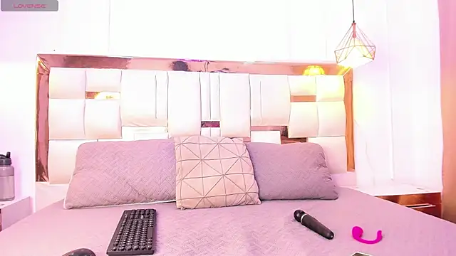 Skylar Smith  online show from 02.25.26