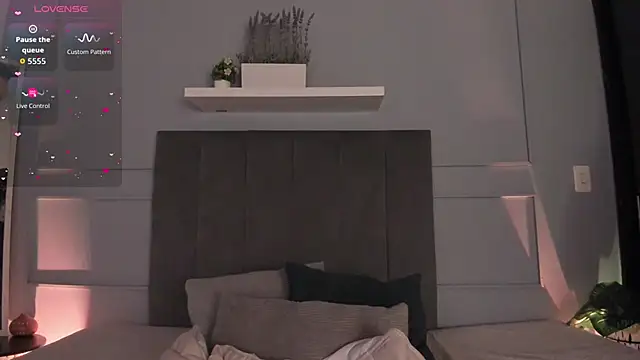 Snapshot of Sweet_Janne_ chatting on 10.14.25 Sweet Janne online show from 10.14.25