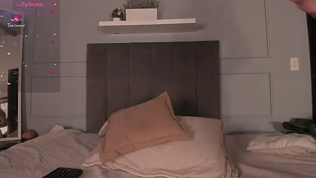 Snapshot of Sweet_Janne_ chatting on 10.17.25 Sweet Janne online show from 10.17.25