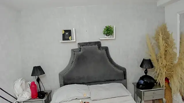 Starbutterflyy  online show from 06.04.26