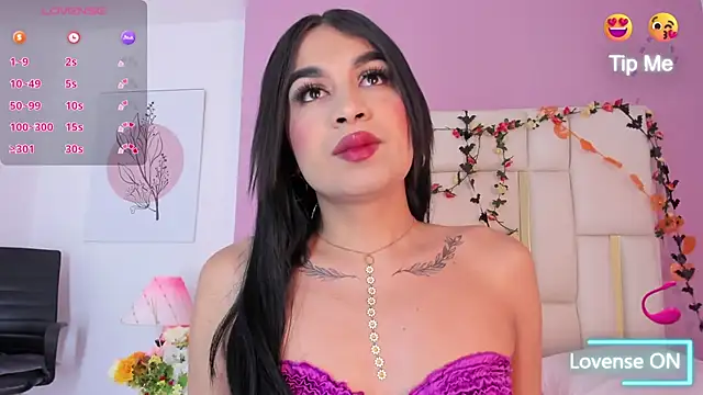 Snapshot of Silvana-Castro chatting on 10.10.25 Silvana-Castro online show from 10.10.25