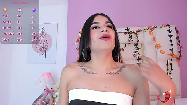 Snapshot of Silvana-Castro chatting on 10.23.25 Silvana-Castro online show from 10.23.25