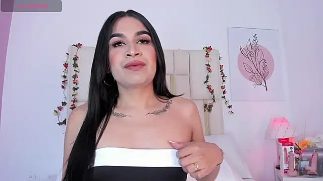 Snapshot of Silvana-Castro chatting on 11.06.25 Silvana-Castro online show from 11.06.25