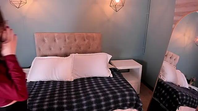 Julianne   online show from 09.11.25