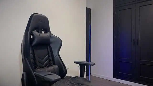 Snapshot of s_meow chatting on 09.30.25 s meow online show from 09.30.25