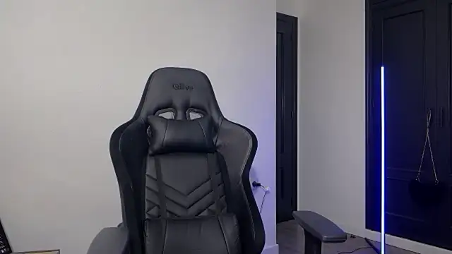 Snapshot of s_meow chatting on 10.28.25 s meow online show from 10.28.25