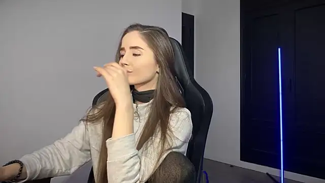 Snapshot of s_meow chatting on 11.06.25 s meow online show from 11.06.25