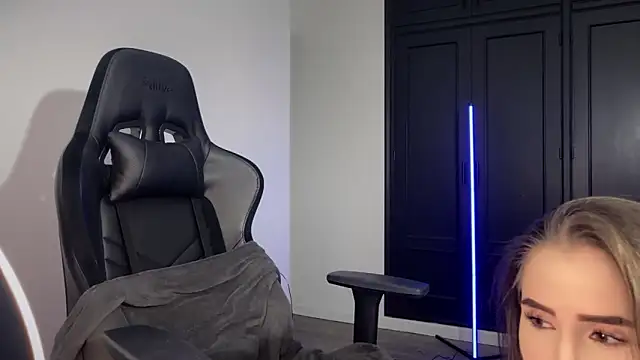 Snapshot of s_meow chatting on 11.08.25 s meow online show from 11.08.25