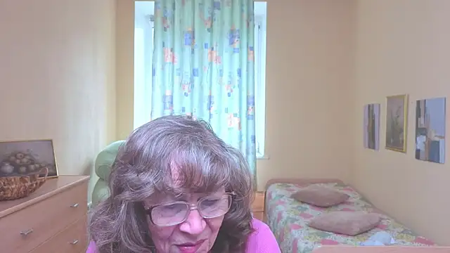 Snapshot of Betty_Brick chatting on 04.09.26 Betty Brick online show from 04.09.26