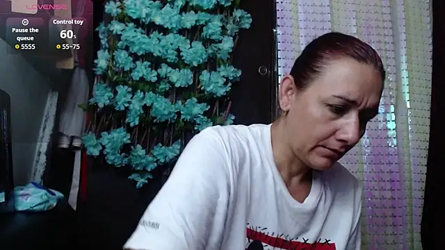 Snapshot of darling_hott chatting on 10.01.25 darling hott online show from 10.01.25