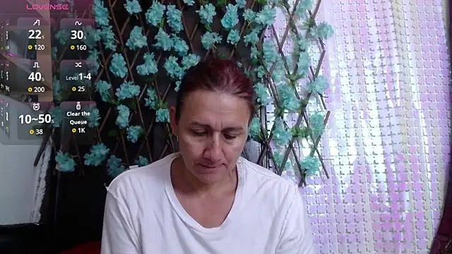 Snapshot of darling_hott chatting on 10.06.25 darling hott online show from 10.06.25