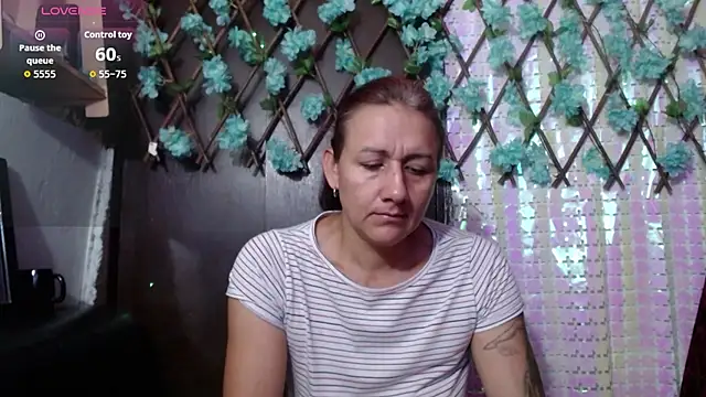 Snapshot of darling_hott chatting on 10.21.25 darling hott online show from 10.21.25