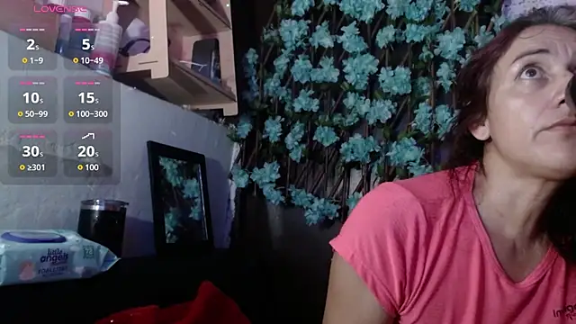 Snapshot of darling_hott chatting on 10.31.25 darling hott online show from 10.31.25