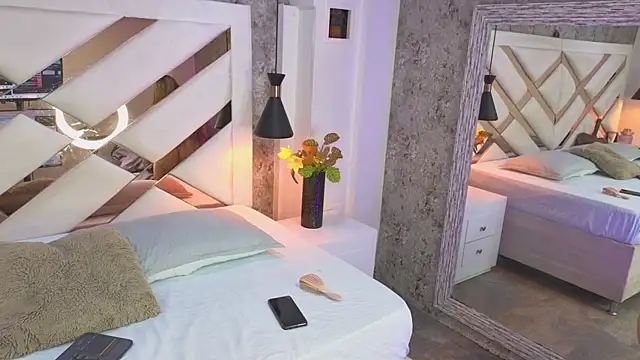 Saara evans  online show from 09.30.25