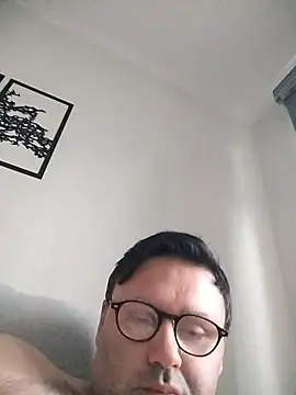 Snapshot of LeoMaduroSP chatting on 10.26.25 LeoMaduroSP online show from 10.26.25