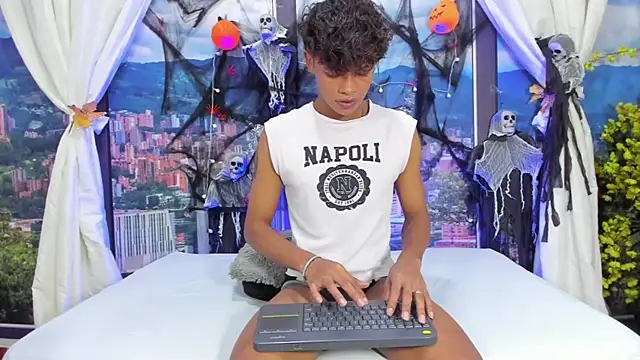 Snapshot of MilthonDelis chatting on 10.24.25 MilthonDelis online show from 10.24.25