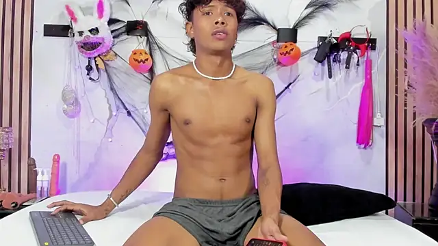 Snapshot of MilthonDelis chatting on 10.31.25 MilthonDelis online show from 10.31.25