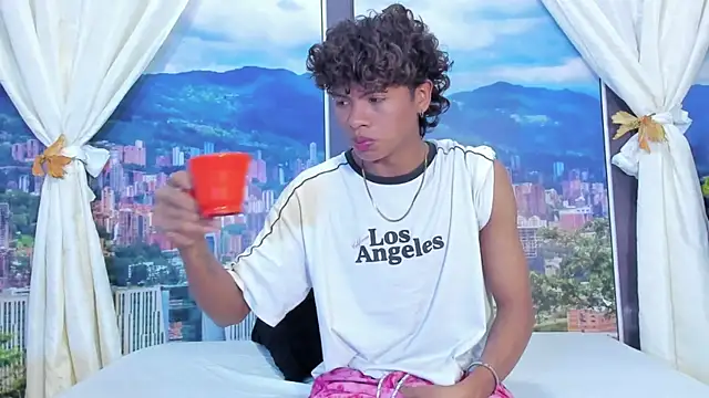 Snapshot of MilthonDelis chatting on 11.11.25 MilthonDelis online show from 11.11.25