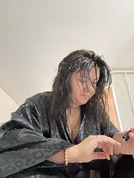 Snapshot of Liza_Will chatting on 10.27.25 Liza Will online show from 10.27.25