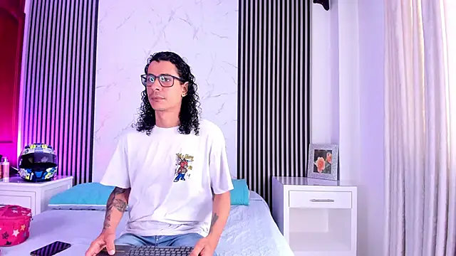 Snapshot of JackAndRosse_ chatting on 10.19.25 JackAndRosse online show from 10.19.25