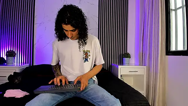 Snapshot of JackAndRosse_ chatting on 11.01.25 JackAndRosse online show from 11.01.25