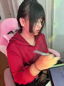 Snapshot of Lolii_Zoe chatting on 12.17.25 Lolii Zoe online show from 12.17.25