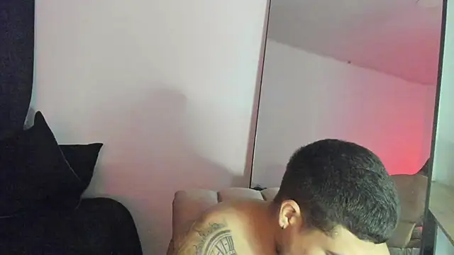 Snapshot of ThiagoLugo chatting on 10.31.25 ThiagoLugo online show from 10.31.25