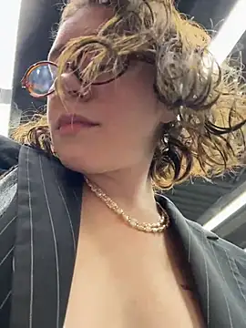 Snapshot of lucy-joy chatting on 10.02.25 lucy-joy online show from 10.02.25