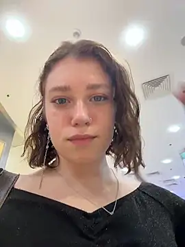 Snapshot of lucy-joy chatting on 10.10.25 lucy-joy online show from 10.10.25