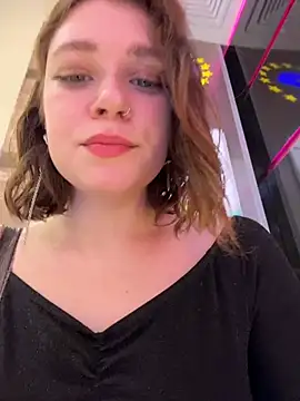 Snapshot of lucy-joy chatting on 11.04.25 lucy-joy online show from 11.04.25