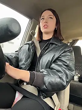 Snapshot of DollyTall chatting on 09.30.25 DollyTall online show from 09.30.25