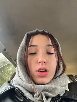 Snapshot of DollyTall chatting on 10.02.25 DollyTall online show from 10.02.25