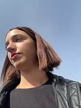 Snapshot of DollyTall chatting on 10.06.25 DollyTall online show from 10.06.25