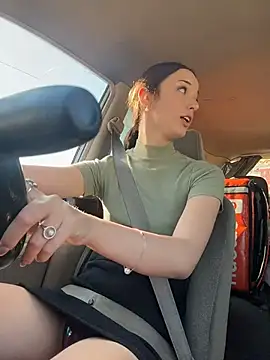 Snapshot of DollyTall chatting on 10.07.25 DollyTall online show from 10.07.25