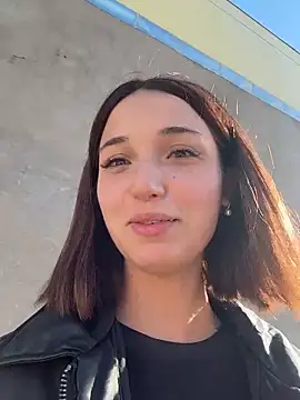 Snapshot of DollyTall chatting on 10.08.25 DollyTall online show from 10.08.25