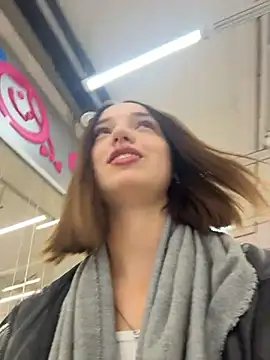 Snapshot of DollyTall chatting on 10.13.25 DollyTall online show from 10.13.25