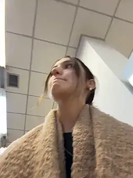 Snapshot of DollyTall chatting on 10.14.25 DollyTall online show from 10.14.25