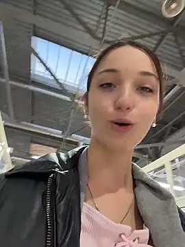 Snapshot of DollyTall chatting on 10.21.25 DollyTall online show from 10.21.25