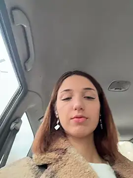 Snapshot of DollyTall chatting on 11.02.25 DollyTall online show from 11.02.25