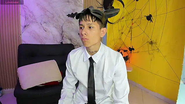 Snapshot of jake_beach chatting on 10.31.25 jake beach online show from 10.31.25