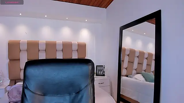 AidaJones online show from 10.30.25