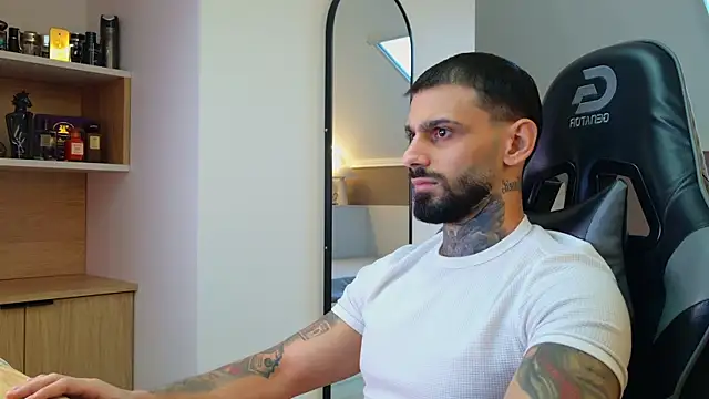 Snapshot of AresSteelX chatting on 11.11.25 AresSteelX online show from 11.11.25