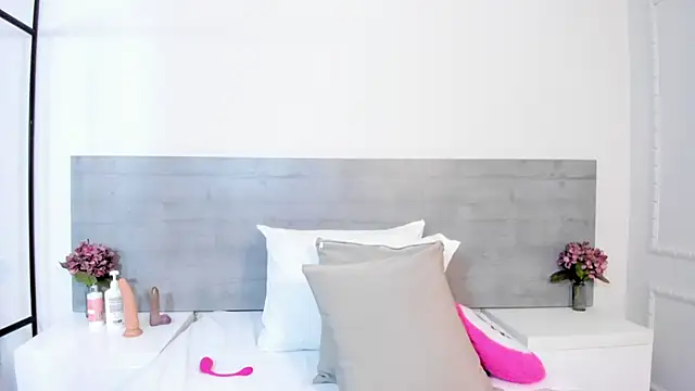 sunnyWhitee online show from 10.02.25