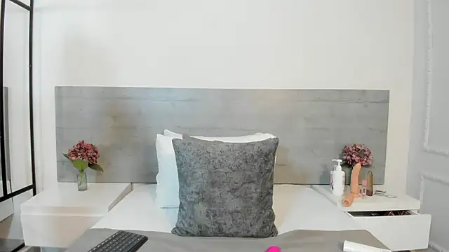 sunnyWhitee online show from 10.11.25