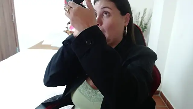 Snapshot of Secret_Bella chatting on 10.10.25 Secret Bella online show from 10.10.25