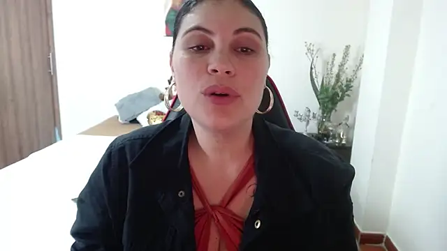 Snapshot of Secret_Bella chatting on 10.11.25 Secret Bella online show from 10.11.25