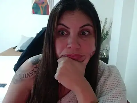 Snapshot of Secret_Bella chatting on 10.12.25 Secret Bella online show from 10.12.25