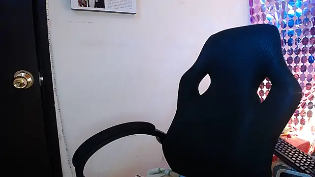 Snapshot of Nicol_V chatting on 10.23.25 Nicol V online show from 10.23.25