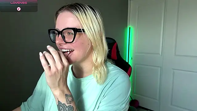 Snapshot of Charlies_world chatting on 09.26.25 Charlies world online show from 09.26.25